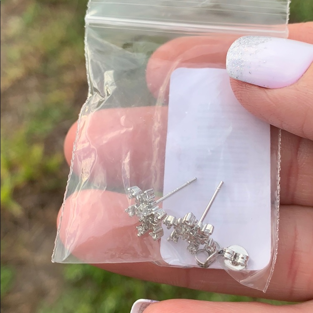 ❄️❄️ Silver Rhinestone Snowflake Earrings ❄️❄️ - Picture 3 of 3
